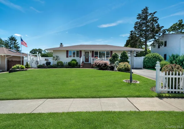 Photo 2 of Sale Pending at 15 Abbey Dr, Huntington, NY 11725 | MLS# 1035018 | Listing updated on 2026-09-17
