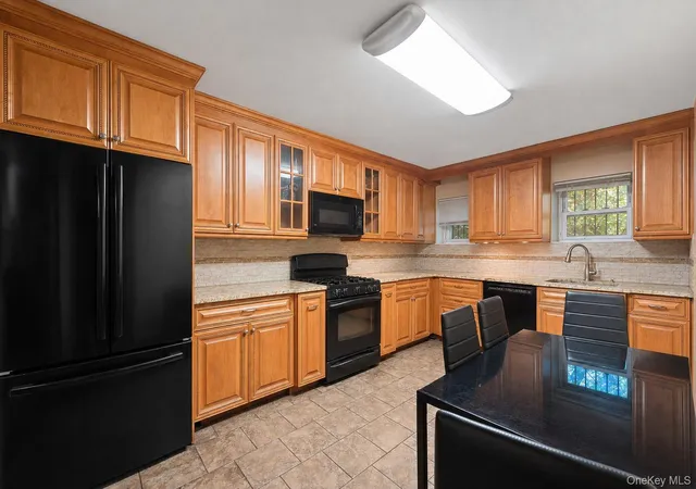 Listing Photo 5 - Condo for sale in building located at 393 Park Pl, New York, NY 11238