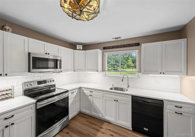 Listing Photo 4 - Condo for sale in building located at 416 Lindsay Ln, Brookhaven, NY 11955