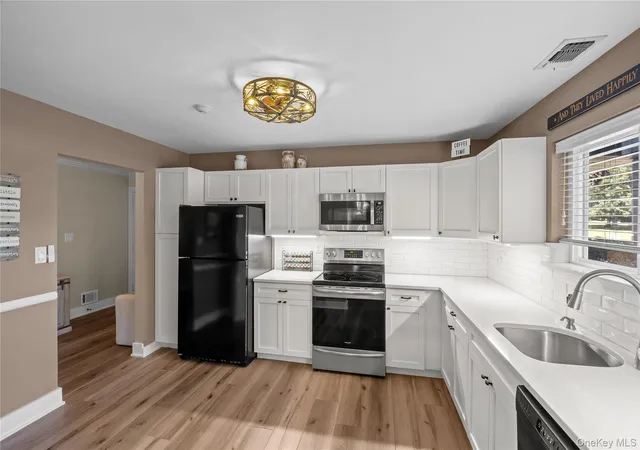 Listing Photo 5 - Condo for sale in building located at 416 Lindsay Ln, Brookhaven, NY 11955