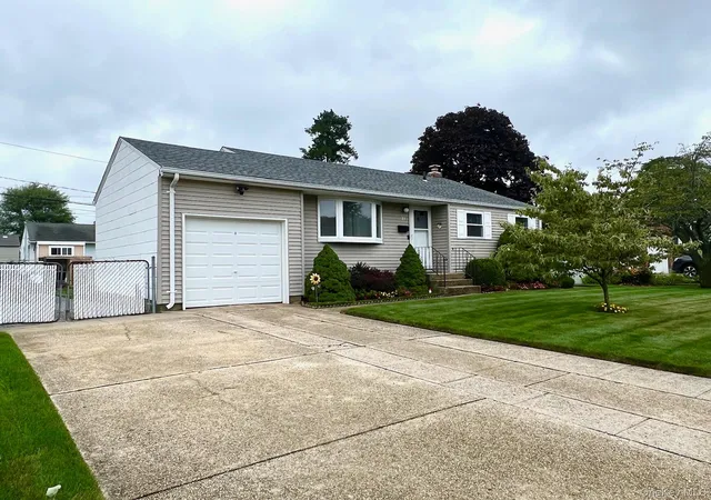 Photo 2 of Sale Pending at 23 Franklin St, Islip, NY 11751 | MLS# 1035104 | Listing updated on 2026-08-31