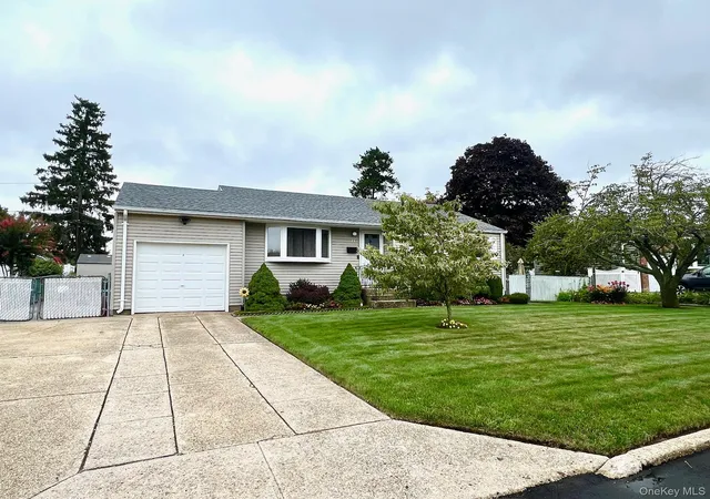 Photo 3 of Sale Pending at 23 Franklin St, Islip, NY 11751 | MLS# 1035104 | Listing updated on 2026-08-31