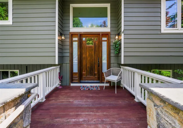 Photo 3 of Sale Pending at 42 Holw Oak Rd, New Castle, NY 10514 | MLS# 1035131 | Listing updated on 2026-08-26