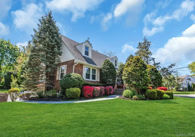 Photo 3 of Single family home for sale at 304 Old Courthouse Rd, North Hempstead, NY 11040 | MLS# 1035142 | Listing updated on 2026-08-13