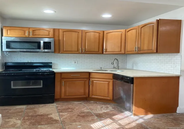 2nd image of 340 Bedford Ave, Hempstead, NY 11553 | MLS# 1035150