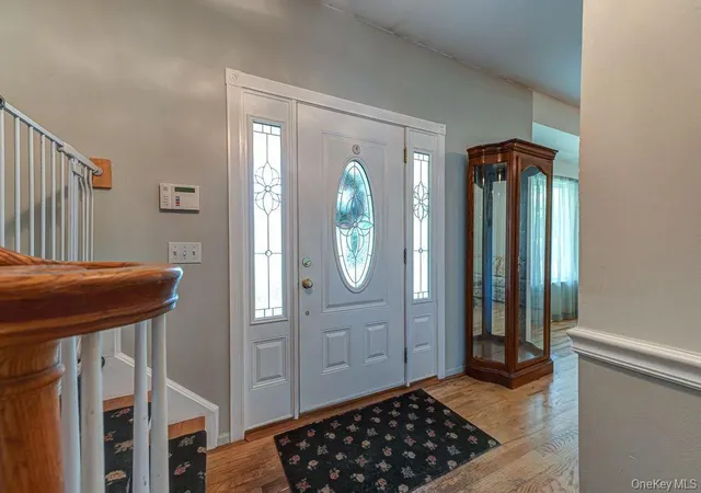 Photo 3 of Sale Pending at 4 Fable Rd, Smithtown, NY 11780 | MLS# 1035173 | Listing updated on 2026-08-24