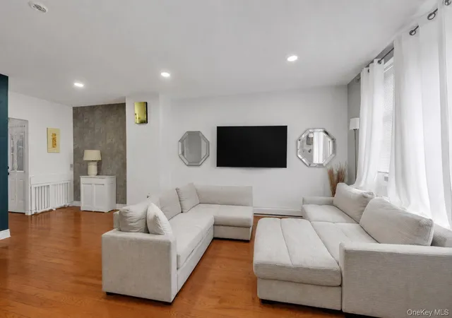 Listing Photo 4 - Condo for sale in building located at 952 E 217th St, New York, NY 10469