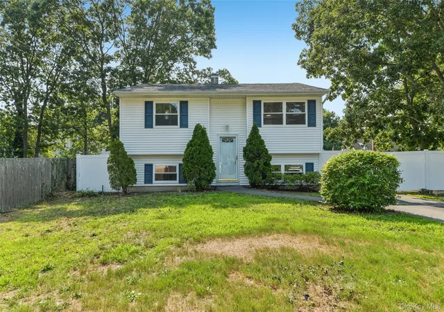 Photo 1 of Single family home for sale at 4 Beechwood Dr, Brookhaven, NY 11967 | MLS# 1035203 | Listing updated on 2026-10-04