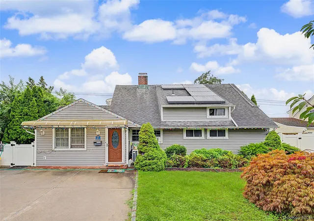 Photo 1 of Single family home for sale at 210 Spindle Rd, Oyster Bay, NY 11801 | MLS# 1035220 | Listing updated on 2026-09-17
