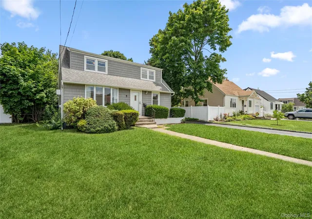 Photo 1 of Sale Pending at 5 Center Ct, Oyster Bay, NY 11714 | MLS# 1035225 | Listing updated on 2026-08-20