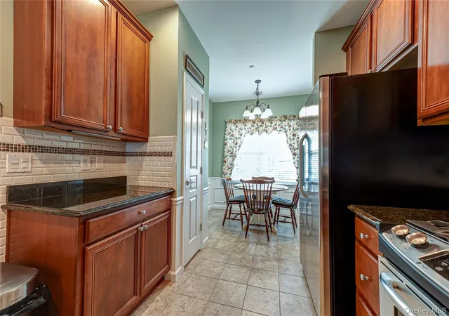 Listing Photo 4 - Condo for sale in building located at 169 Southampton Dr, Oyster Bay, NY 11758
