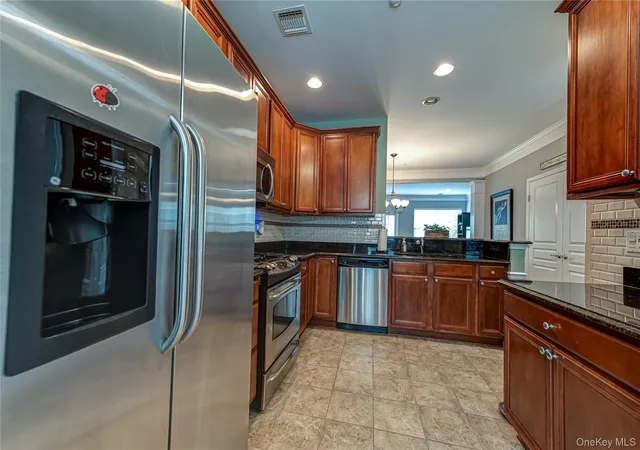 Listing Photo 5 - Condo for sale in building located at 169 Southampton Dr, Oyster Bay, NY 11758