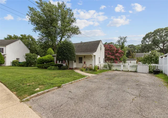 Photo 2 of Single family home for sale at 713 Wren Ct, Hempstead, NY 11552 | MLS# 1035233 | Listing updated on 2026-08-29