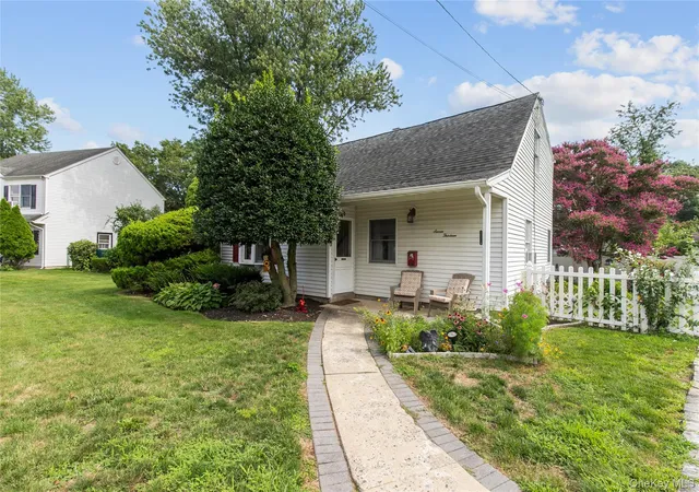 Photo 3 of Single family home for sale at 713 Wren Ct, Hempstead, NY 11552 | MLS# 1035233 | Listing updated on 2026-08-29