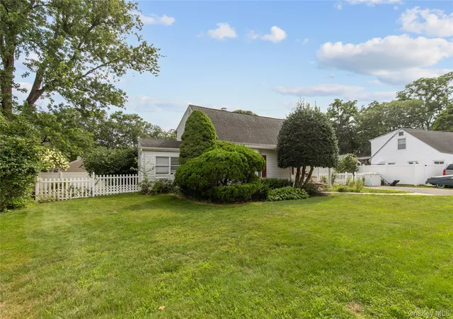 Photo 3 of Sale Pending at 713 Wren Ct, Hempstead, NY 11552 | MLS# 1035233 | Listing updated on 2026-09-22