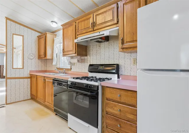 Photo 4 of Sale Pending at 1661 Old Country Rd #254, Riverhead, NY 11901 | MLS# 1035236 | Listing updated on 2026-09-30