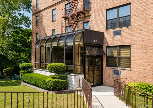 Listing Photo 2 - Condo for sale in building located at 1160 Richmond Rd, New York, NY 10304 - Unit #2F
