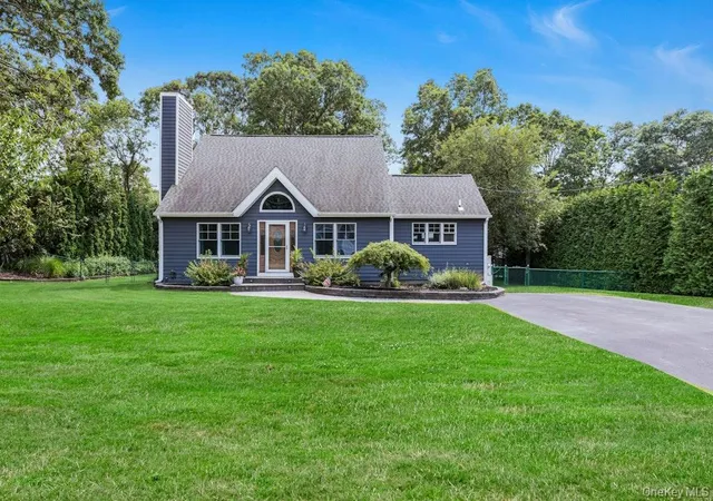 Photo 1 of Single family home for sale at 111 W Tiana Rd, Southampton, NY 11946 | MLS# 1035288 | Listing updated on 2026-10-08