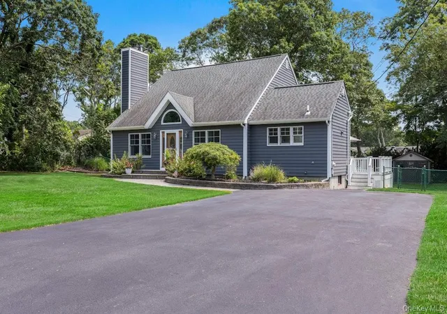 Photo 3 of Single family home for sale at 111 W Tiana Rd, Southampton, NY 11946 | MLS# 1035288 | Listing updated on 2026-10-08
