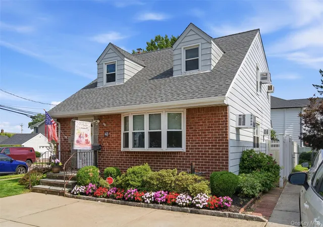 Photo 2 of Sale Pending at 24 Broadmoor Ln, North Hempstead, NY 11590 | MLS# 1035305 | Listing updated on 2026-08-27