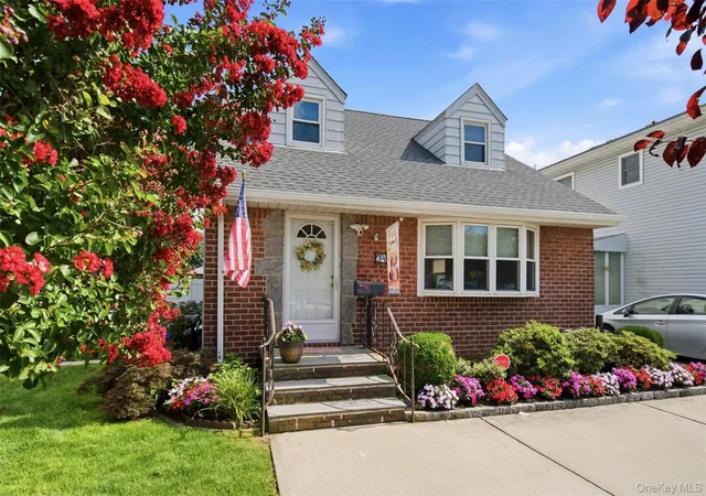 Photo 3 of Sale Pending at 24 Broadmoor Ln, North Hempstead, NY 11590 | MLS# 1035305 | Listing updated on 2026-08-27