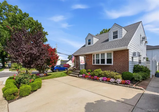 Photo 3 of Sale Pending at 24 Broadmoor Ln, North Hempstead, NY 11590 | MLS# 1035305 | Listing updated on 2026-08-27