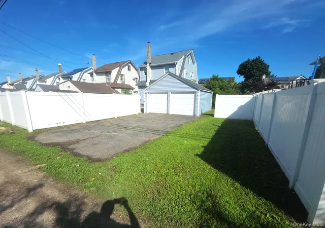 Photo 19 of Sale Pending at 20 Laurel Rd, Babylon, NY 11757 | MLS# 1035320 | Listing updated on 2026-09-22