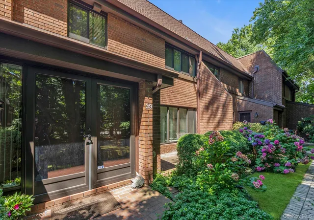 Photo 1 of Sale Pending at 39 Spring Holw, North Hempstead, NY 11576 | MLS# 1035355 | Listing updated on 2026-08-25