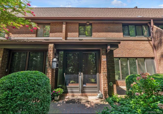 Photo 2 of Sale Pending at 39 Spring Holw, North Hempstead, NY 11576 | MLS# 1035355 | Listing updated on 2026-08-25