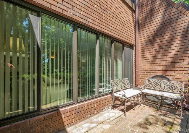 Photo 3 of Sale Pending at 39 Spring Holw, North Hempstead, NY 11576 | MLS# 1035355 | Listing updated on 2026-08-25