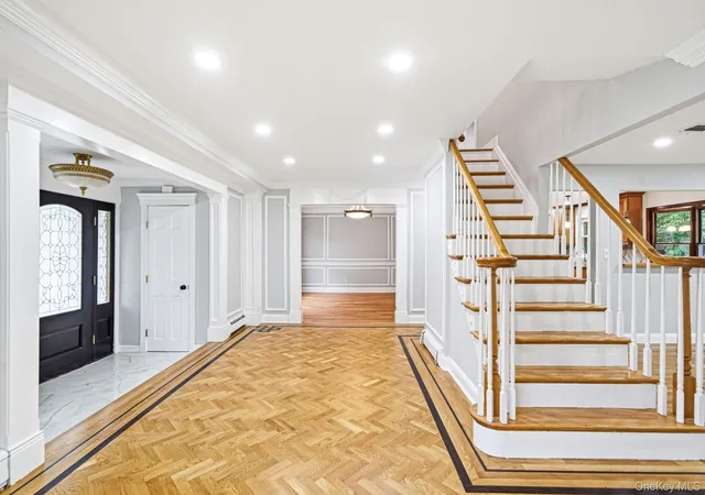 Photo 4 of Sale Pending at 20 Arbor Ln, Huntington, NY 11746 | MLS# 1035415 | Listing updated on 2026-08-23