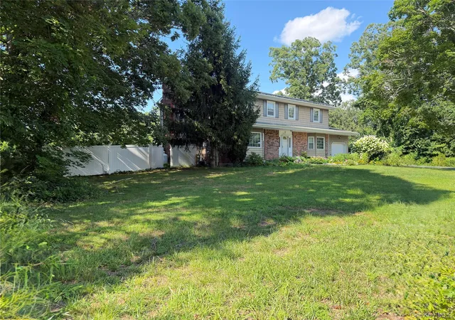 Photo 2 of Manufactured home for sale at 7 Estates Dr, Brookhaven, NY 11776 | MLS# 1035458 | Listing updated on 2026-09-04