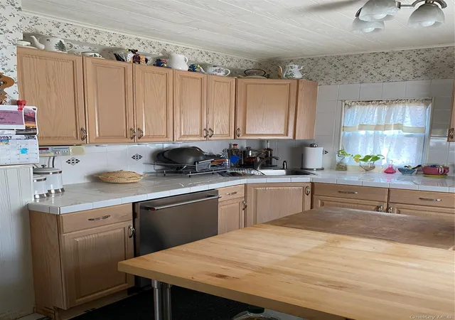 Photo 3 of Sale Pending at 211 Madison Ave, Hempstead, NY 11010 | MLS# 1035468 | Listing updated on 2026-08-27