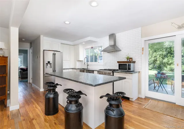Photo 3 of Sale Pending at 4 Joysan Ct, Southampton, NY 11946 | MLS# 1035471 | Listing updated on 2026-08-23