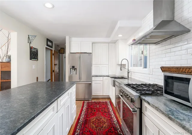 Photo 4 of Sale Pending at 4 Joysan Ct, Southampton, NY 11946 | MLS# 1035471 | Listing updated on 2026-08-23