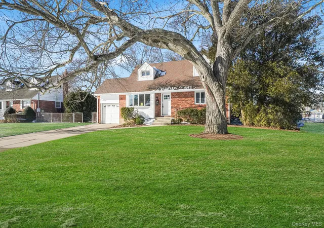 2nd image of 182 W 17th St, Babylon, NY 11729 | MLS# 1035486