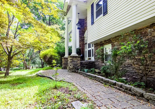 Photo 3 of Single family home for sale at 270 Bardonia Rd, Clarkstown, NY 10954 | MLS# 1035501 | Listing updated on 2026-08-12