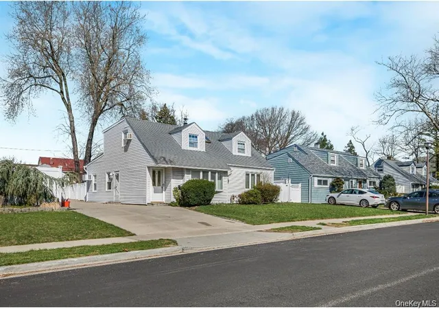 Photo 3 of Single family home for sale at 758 Wyngate Dr, Hempstead, NY 11580 | MLS# 1035532 | Listing updated on 2026-08-07