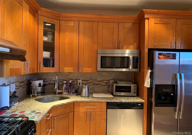 Photo 3 of Multi family home for sale at 2564 Paulding Ave, New York, NY 10469 | MLS# 1035550 | Listing updated on 2026-08-07