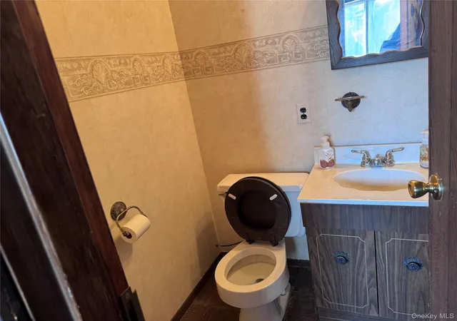 Photo 4 of Sale Pending at 16 Herrick Ave, Huntington, NY 11746 | MLS# 1035572 | Listing updated on 2026-08-22