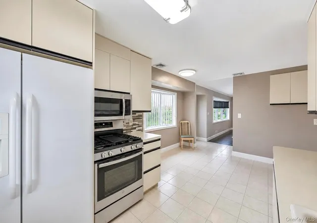 Photo 3 of Single family home for sale at 62 Wellesley Ln, Oyster Bay, NY 11801 | MLS# 1035605 | Listing updated on 2026-09-06