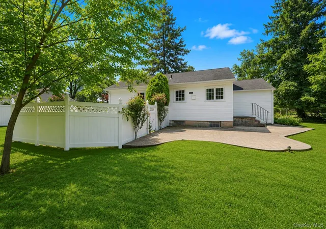 Photo 4 of Sale Pending at 1 Dale Ln, Smithtown, NY 11787 | MLS# 1035638 | Listing updated on 2026-08-28