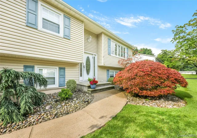 Photo 3 of Sale Pending at 34 Strathmore Dr, Clarkstown, NY 10956 | MLS# 1035640 | Listing updated on 2026-09-03