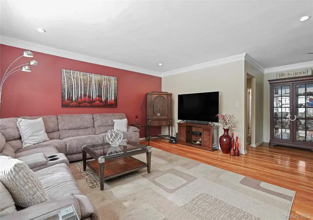 Photo 5 of Sale Pending at 113 Beacon Hl Dr #E25, Greenburgh, NY 10522 | MLS# 1035694 | Listing updated on 2026-08-20