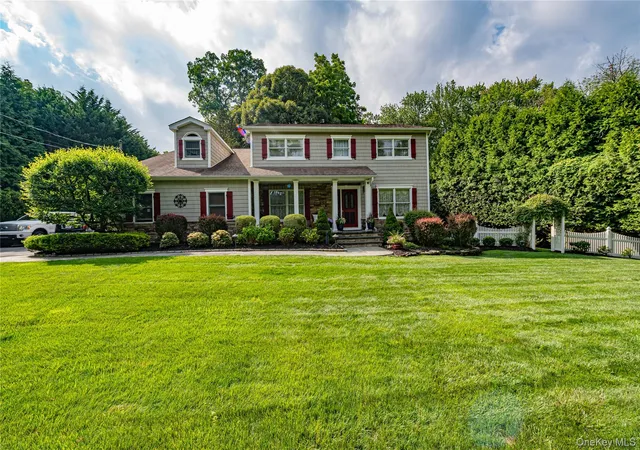 Photo 3 of Sale Pending at 14 Breeze Hl Rd, Huntington, NY 11768 | MLS# 1035695 | Listing updated on 2026-09-03