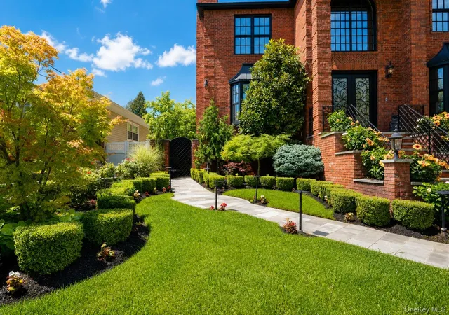 Photo 3 of Single family home for sale at 28 Durges St, New York, NY 10304 | MLS# 1035710 | Listing updated on 2026-08-12