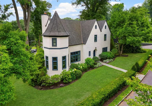 Photo 3 of Sale Pending at 1 Huguenot Dr, Mamaroneck, NY 10538 | MLS# 1035790 | Listing updated on 2026-09-20