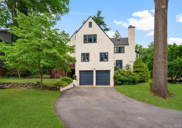 Photo 4 of Sale Pending at 1 Huguenot Dr, Mamaroneck, NY 10538 | MLS# 1035790 | Listing updated on 2026-09-20