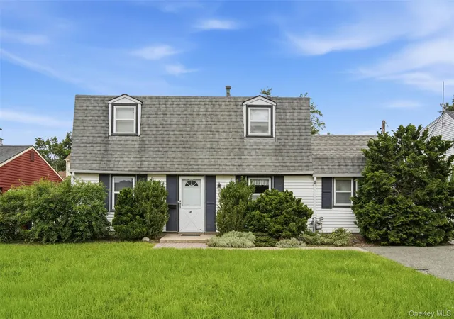 Photo 1 of Sale Pending at 21 Appletree Ln, North Hempstead, NY 11514 | MLS# 1035816 | Listing updated on 2026-09-21