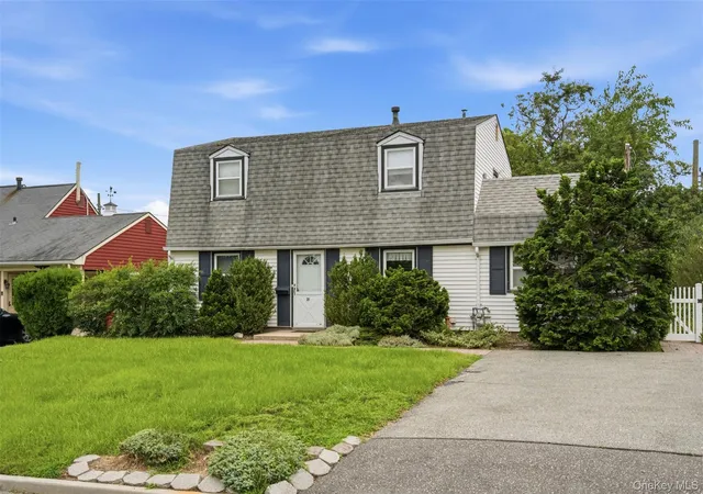 Photo 2 of Sale Pending at 21 Appletree Ln, North Hempstead, NY 11514 | MLS# 1035816 | Listing updated on 2026-09-21